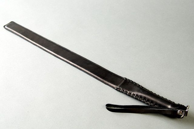 Мягкий кожаный спанкер с ручкой-петлёй - 57 см.